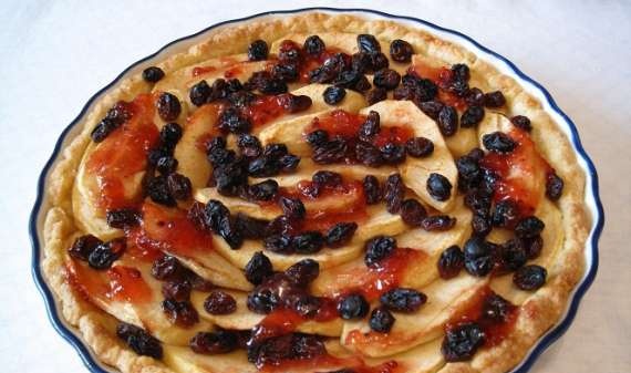 Pie with apples, raisins and currant jelly
