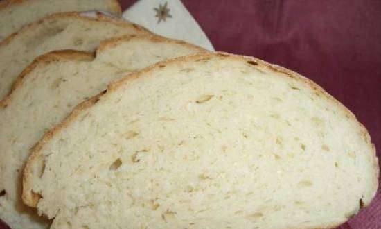 לחם חיטה עם גבינה רכה ויין לבן בתנור