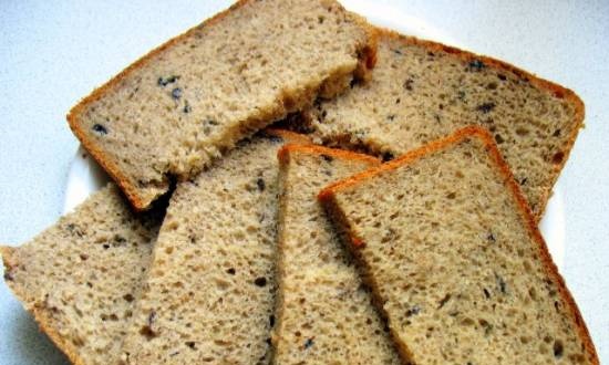 לחם שיפון עם קפיר או עירוי של קומבוצ'ה עם שזיפים מיובשים (ביצרנית לחם)