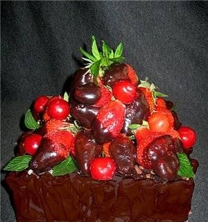 עוגת תות מכוסה שוקולד
