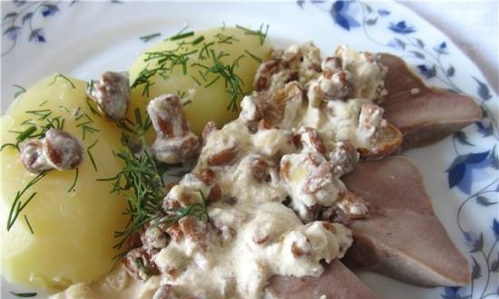 Pork tongue in a creamy sauce with chanterelles in a slow cooker