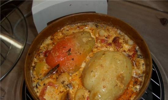 Pepper stuffed with meat, vegetables, with creamy sauce
