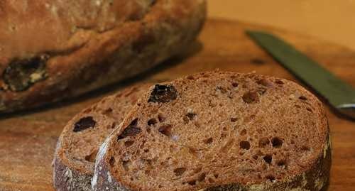 Bread with walnuts and dried fruits (oven)