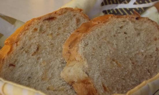 לחם חיטה פשוט עם בצל, גרעיני דלעת על מרק פטריות