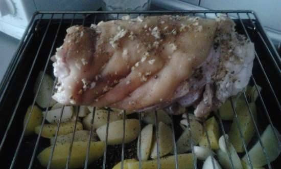 מפרק חזיר אפוי בתנור עם תפוחי אדמה