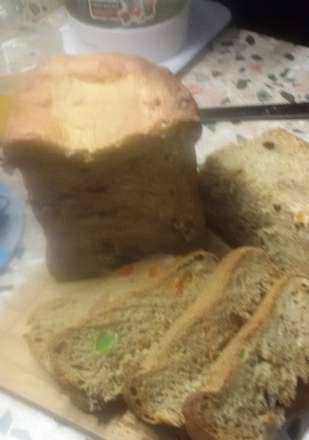 תעלומה MBM1206. לחם ארוחת בוקר עם משמשים מיובשים, אגוזים ופירות מסוכרים