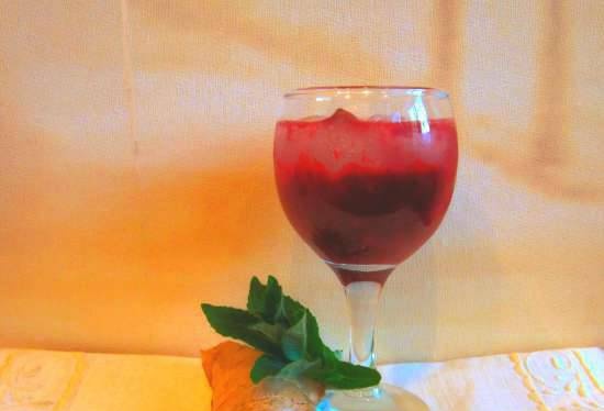 Ginger-strawberry drink with red and black currants