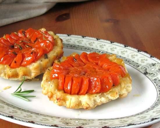 Puff pastry tarts with carrots, honey and rosemary