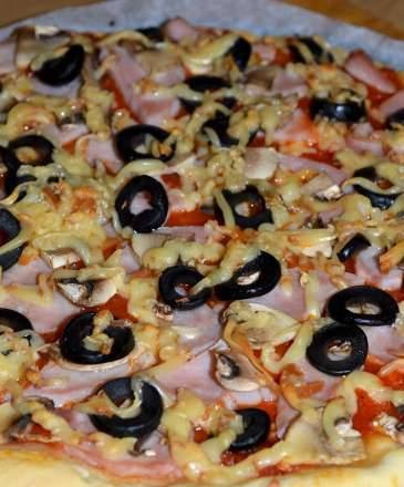 פיצה "קלאסיקות נצחיות" עם חזיר ופטריות