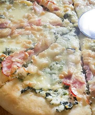 Pizza with ricotta, spinach and pine nuts