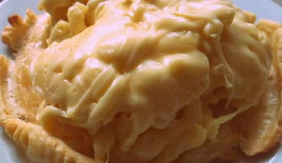 Puff pastry plate with very creamy cheese pasta