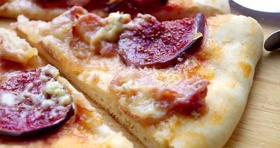 Pizza with figs and prosciutto