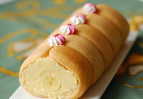 Sponge roll "Savoyardi" stuffed with pudding and banana