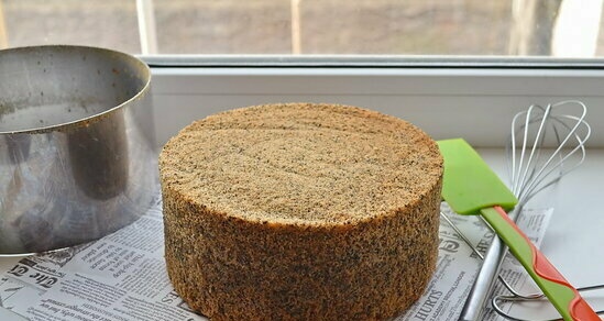 Sponge cake with black sesame seeds