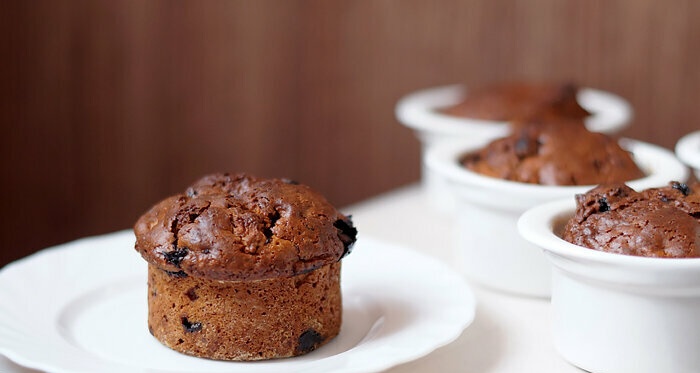 Muffins with rye flour, apples and black currant