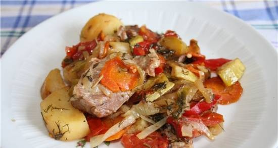פילה הודו מבושל עם ירקות בסיר איטי