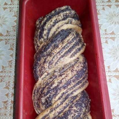 Braid with poppy seeds and raisins made from 100% whole grain yeast dough with sparkling water