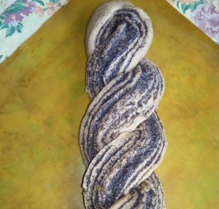 Braid with poppy seeds and raisins made from 100% whole grain yeast dough with sparkling water