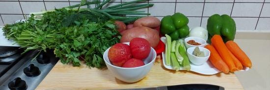 מרק ירקות עם עשבי תיבול שונים (+ וידאו)