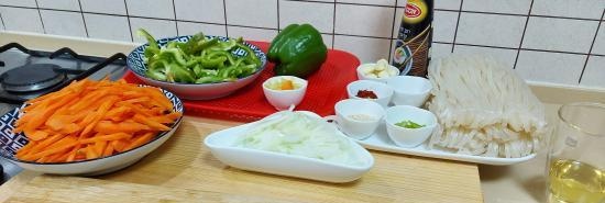 אטריות אורז בסגנון אסייתי עם ירקות ובשר בקלחת ברזל יצוק (+ וידאו)