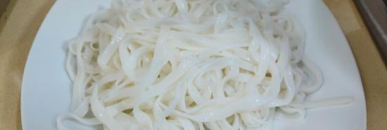 אטריות אורז בסגנון אסייתי עם ירקות ובשר בקלחת ברזל יצוק (+ וידאו)
