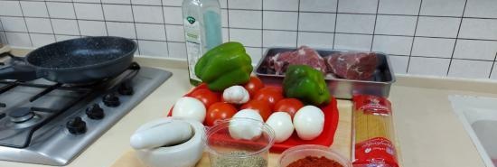 קציצות עם עגבניות ופלפלים ללא טיפת שמן, מוגשות עם ספגטי (+ וידאו)