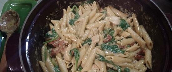 One Pot: Creamy Chicken Pasta with Pesto, Spinach, Sun-Dried Tomatoes