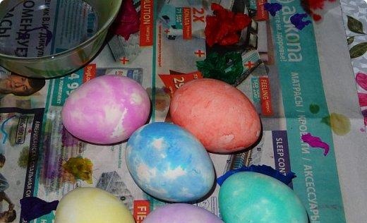 We paint eggs for Easter with corrugated paper
