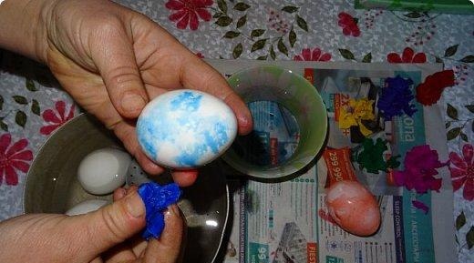 We paint eggs for Easter with corrugated paper