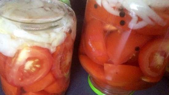 Tomatoes with onions and vegetable oil