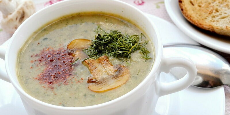 Lean champignon and spinach cream soup