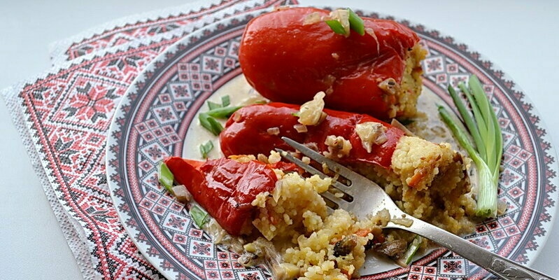 Lean pepper stuffed with couscous and mushrooms