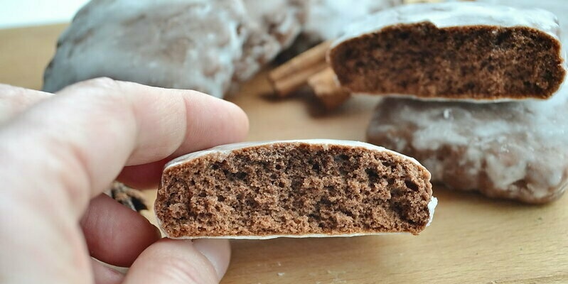 Lean chocolate honey gingerbreads in sugar glaze with ammonium