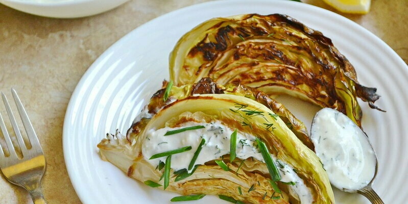 Baked young cabbage with yogurt sauce (+ video)