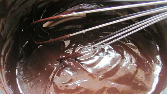 עוגת שוקולד עם ציפוי שוקולד