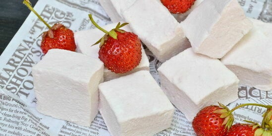 Marshmallows with strawberries