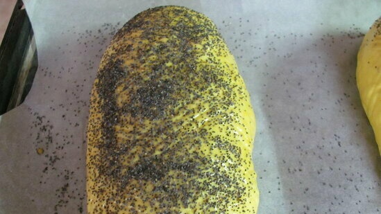 לחם חמאה עם כורכום ופרג על בסיס שירין צ'ריאק