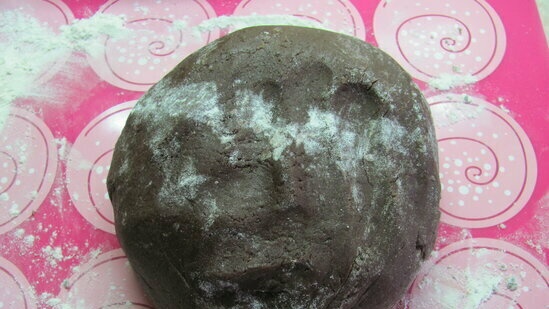 לחם ג'ינג'ר דבש שוקולד רזה בזיגוג סוכר עם אמוניום