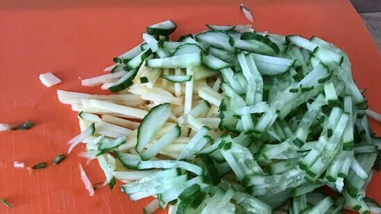 Gazapkhuli - cucumber and apple salad