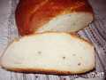 לחם לבן רגיל עם גרגרי פלפל ורודים