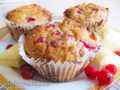 Muffins with whole grain flour, berries and white chocolate