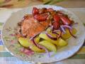 דג אדום עם תפוחי אדמה מאודים וקישוט אגרי דבש עם תותים טריים