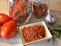 Seasoning dried tomatoes with garlic and basil