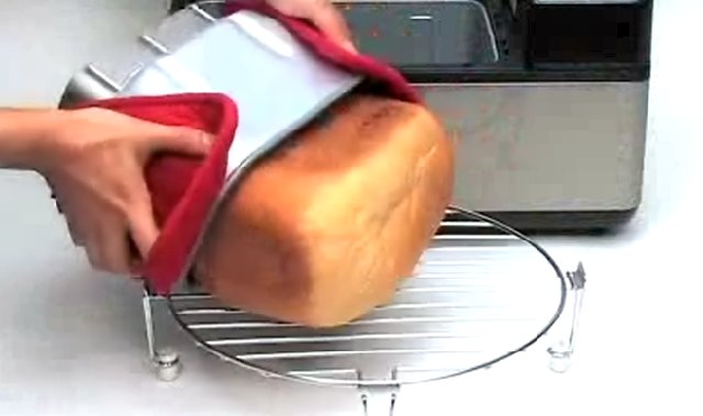 Bread can be taken out easily! ..