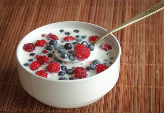 Milk with blueberries and strawberries